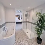 Holiday home Kingsfield House By Cliftonvalley Bristol