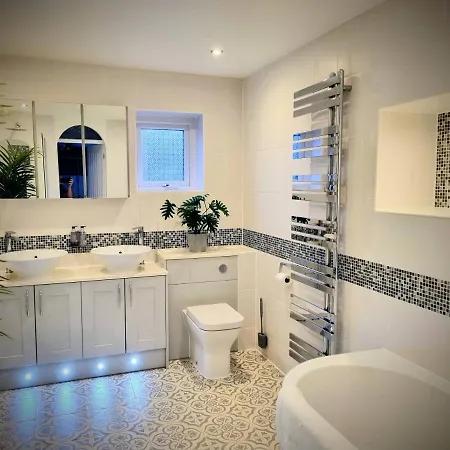 Kingsfield House By Cliftonvalley *